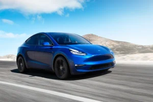 Сучасний електромобіль Tesla Model Y на українській дорозі, показує стильний дизайн та інноваційні технології.