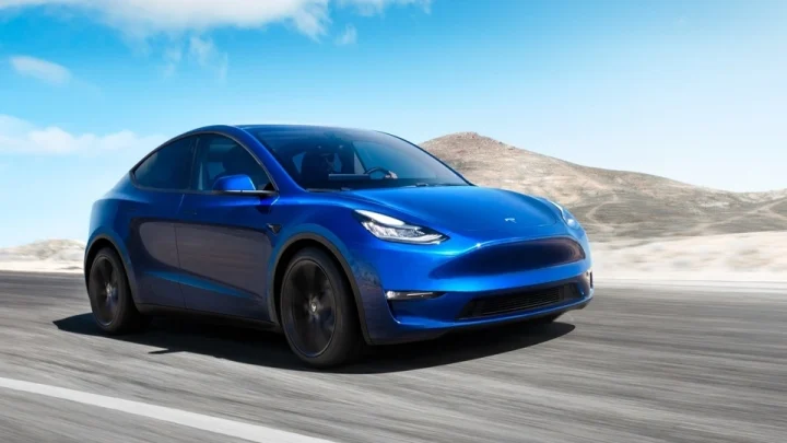 Сучасний електромобіль Tesla Model Y на українській дорозі, показує стильний дизайн та інноваційні технології.