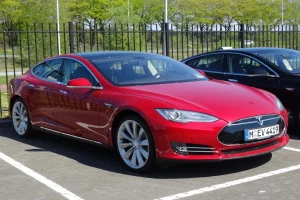 Tesla Model S: не просто авто, а технологія, яка випереджає час У світі, де автомобіль — це більше, ніж засіб пересування, Tesla Model S стає маркером нового підходу до водіння. Вона не створена для тих, хто шукає компроміси. Її обирають ті, хто звик отримувати максимум — від динаміки руху до якості кожної деталі. Що особливого в Model S Це авто поєднує в собі те, що зазвичай несумісне: тишу й швидкість; комфорт і ультраефективність; штучний інтелект і простоту управління. Модель створена для довгих подорожей, але чудово почувається і в міських умовах. Безшумна, чутлива до кожного руху, з системами, які підлаштовуються під вас — не ви під машину, а вона під вас. Український ринок: де знайти Tesla, якій можна довіряти На вторинному ринку трапляються авто з США в абсолютно різному стані. Одні мають чисту історію, інші — приховані проблеми. Щоб уникнути пастки, варто звертатися до сервісів, які не просто імпортують авто, а повністю беруть процес під контроль. Одним з таких рішень є сервіс Tesla Model S від TDrive . Тут вам допоможуть підібрати машину під ваш стиль водіння, бюджет і очікування. Кожен варіант проходить детальну перевірку — не лише візуальну, а й технічну. Купівля без стресу: як це працює Вам не потрібно розбиратися в кожному технічному нюансі чи стежити за доставкою. Фахівці TDrive забезпечують: підбір авто на аукціоні або з майданчика; перевірку документів і реального стану машини; митне очищення, сертифікацію, оформлення; доставку в Україну з гарантією. Ви просто обираєте модель — усе інше зроблять за вас. Коли хочеться більше, ніж просто авто Model S — це рішення не для кожного. Але якщо вам важливо мати авто, яке не просто «їде», а думає, адаптується і підкреслює ваш стиль життя — тоді це саме те, що треба. І замість того, щоб ризикувати на ринку, краще звернутись до тих, хто вже все передбачив.