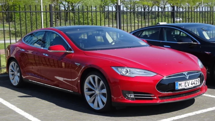 Tesla Model S: не просто авто, а технологія, яка випереджає час У світі, де автомобіль — це більше, ніж засіб пересування, Tesla Model S стає маркером нового підходу до водіння. Вона не створена для тих, хто шукає компроміси. Її обирають ті, хто звик отримувати максимум — від динаміки руху до якості кожної деталі. Що особливого в Model S Це авто поєднує в собі те, що зазвичай несумісне: тишу й швидкість; комфорт і ультраефективність; штучний інтелект і простоту управління. Модель створена для довгих подорожей, але чудово почувається і в міських умовах. Безшумна, чутлива до кожного руху, з системами, які підлаштовуються під вас — не ви під машину, а вона під вас. Український ринок: де знайти Tesla, якій можна довіряти На вторинному ринку трапляються авто з США в абсолютно різному стані. Одні мають чисту історію, інші — приховані проблеми. Щоб уникнути пастки, варто звертатися до сервісів, які не просто імпортують авто, а повністю беруть процес під контроль. Одним з таких рішень є сервіс Tesla Model S від TDrive . Тут вам допоможуть підібрати машину під ваш стиль водіння, бюджет і очікування. Кожен варіант проходить детальну перевірку — не лише візуальну, а й технічну. Купівля без стресу: як це працює Вам не потрібно розбиратися в кожному технічному нюансі чи стежити за доставкою. Фахівці TDrive забезпечують: підбір авто на аукціоні або з майданчика; перевірку документів і реального стану машини; митне очищення, сертифікацію, оформлення; доставку в Україну з гарантією. Ви просто обираєте модель — усе інше зроблять за вас. Коли хочеться більше, ніж просто авто Model S — це рішення не для кожного. Але якщо вам важливо мати авто, яке не просто «їде», а думає, адаптується і підкреслює ваш стиль життя — тоді це саме те, що треба. І замість того, щоб ризикувати на ринку, краще звернутись до тих, хто вже все передбачив.