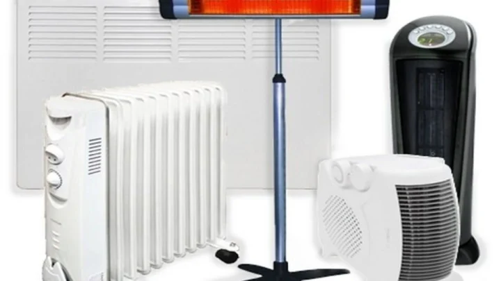 Сучасний електричний обігрівач у кімнаті для дому та офісу