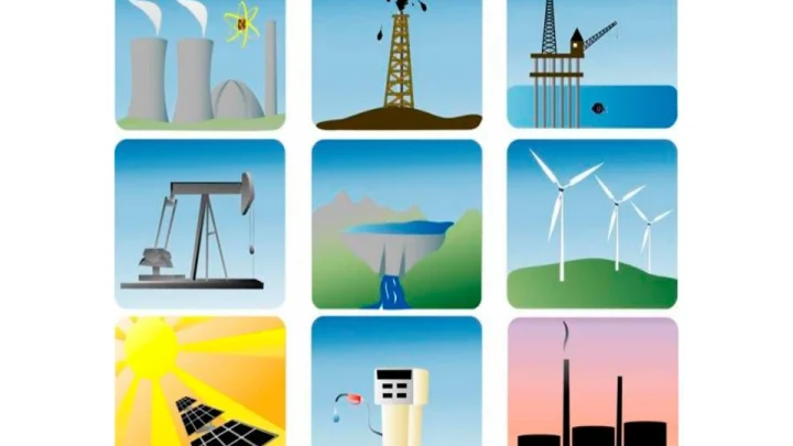 Сонячні панелі, встановлені на даху приватного будинку в Україні — приклад сучасного рішення для енергонезалежності та економії на електроенергії.