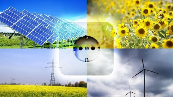 Сонячні панелі на даху приватного будинку в Україні, що генерують чисту електроенергію в сонячний день — приклад використання відновлюваних джерел енергії для енергонезалежності.