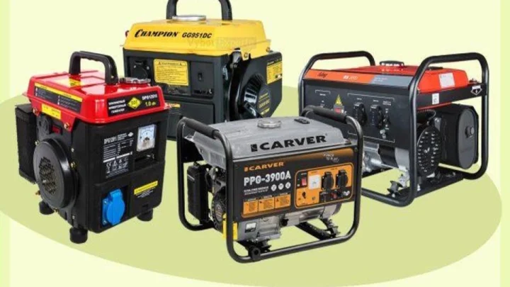 Бензиновий генератор працює на фоні заміського будинку під час відключення електроенергії.