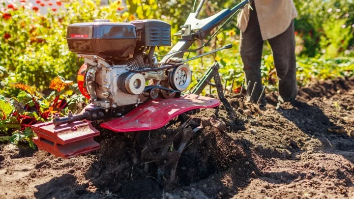 Мотоблок на городі, весняна оранка ґрунту — Запоріжжя, Україна.