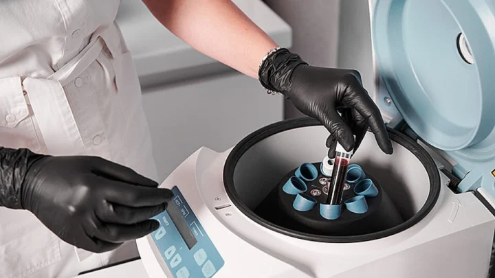 Компактна центрифуга для пробопідготовки у київській лабораторії