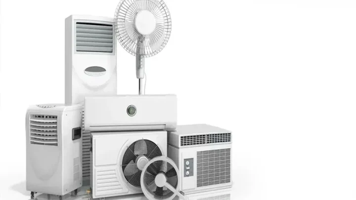 Сучасна система вентиляції у світлому офісному приміщенні з кондиціонером і повітропроводами під стелею — приклад ефективної кліматичної техніки для дому та бізнесу в Києві.