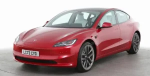 Електромобіль Tesla Model 3 на дорозі — сучасний дизайн, елегантний силует і символ інноваційного майбутнього. Авто у русі, підкреслює динаміку, потужність і стиль бренду Tesla.